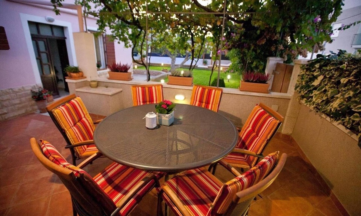 Preko Apartment | Two bedroom apartment with a swimming pool Preko, Ugljan (A-20390-b)