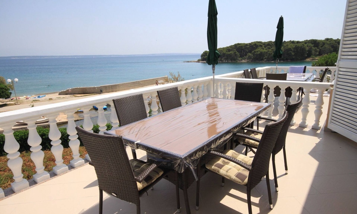 Batalaza Apartment | Two bedroom apartment with a swimming pool by the beach Ugljan (A-829-b)