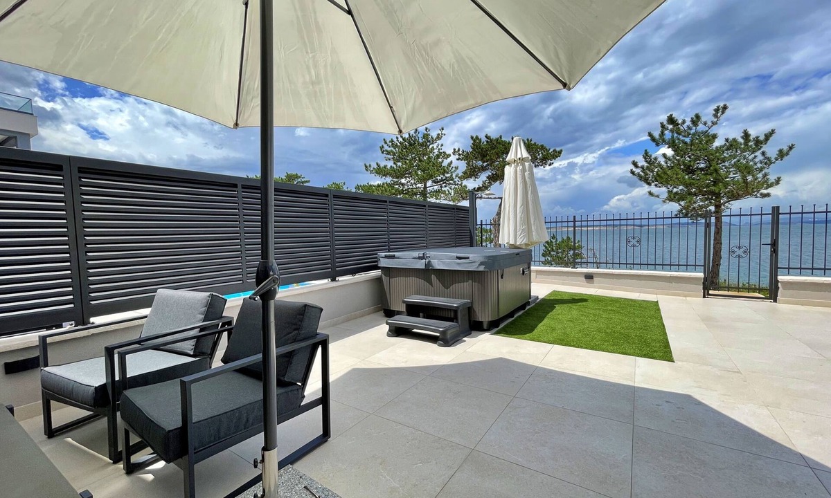 Silo Apartment | Two bedroom apartment with a swimming pool Šilo, Krk (A-21242-i)