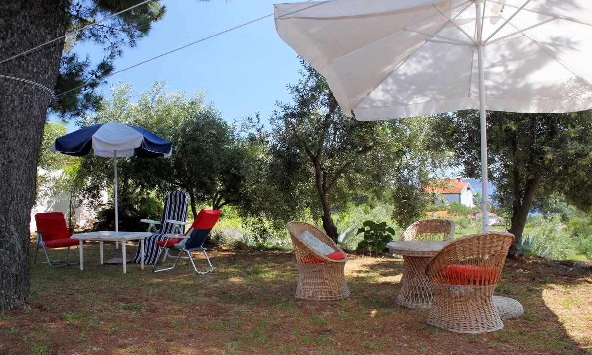 Zavala Apartment | Two bedroom apartment with terrace and sea view Zavala, Hvar (A-594-b)