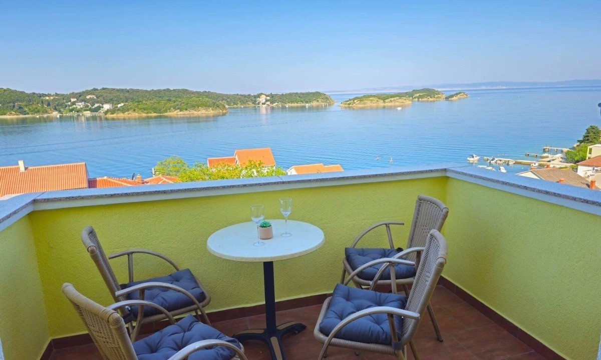 Supetarska Draga Apartment | Two bedroom apartment with balcony and sea view Supetarska Draga - Gornja, Rab (A-13645-e)