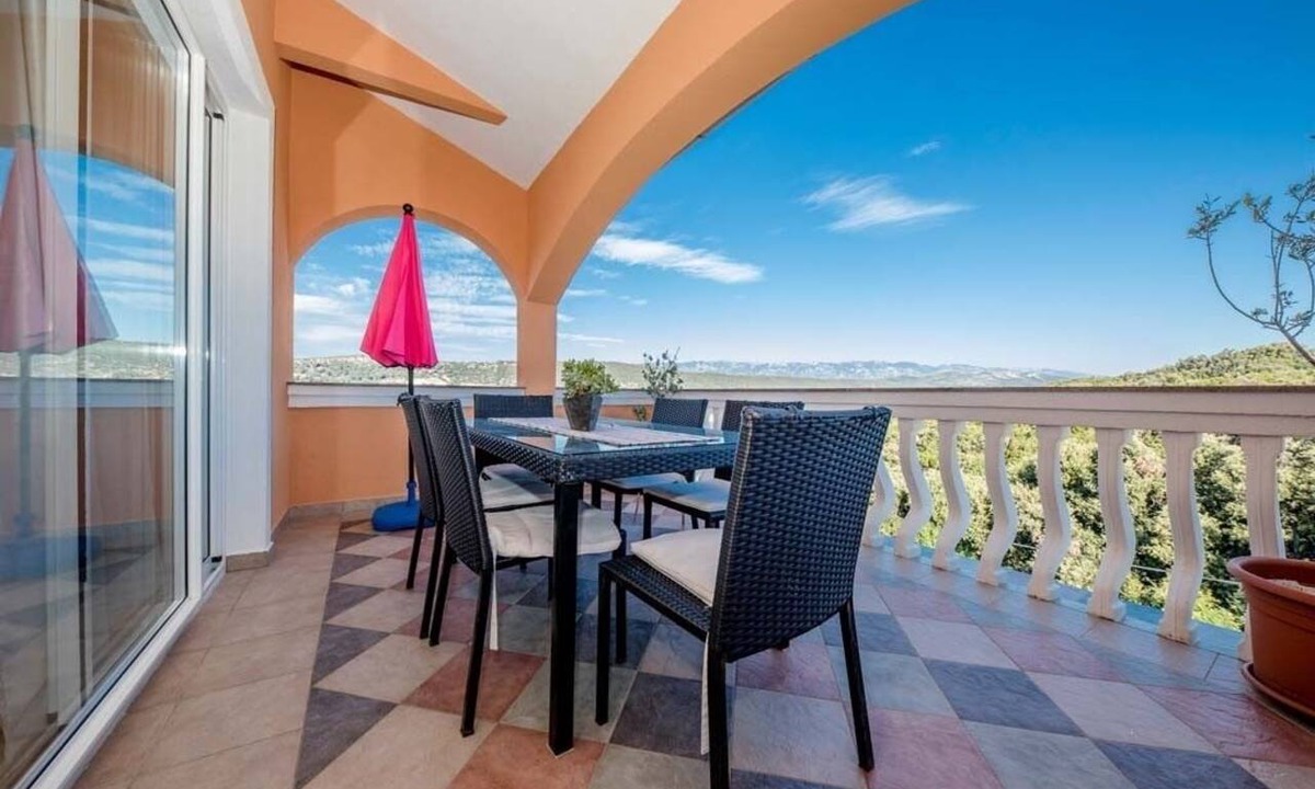 Rab Town Apartment | Two bedroom apartment with terrace and sea view Supetarska Draga - Gonar, Rab (A-27566-d)