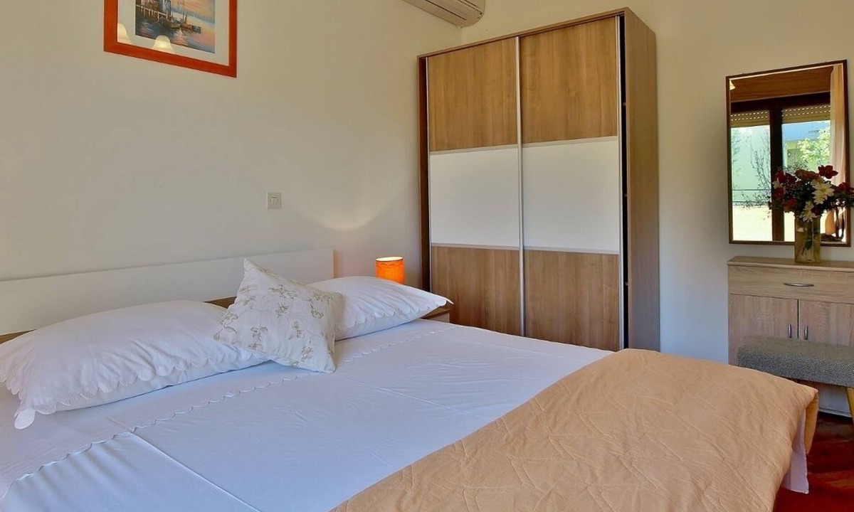 Supetarska Draga Apartment | Two bedroom apartment with balcony and sea view Supetarska Draga - Donja, Rab (A-4954-a)