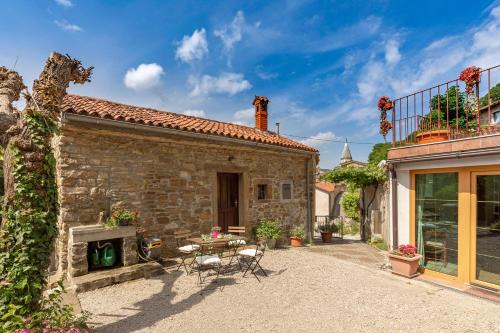 Koper Apartment | Under the rock-jacuzzi-400y stone property