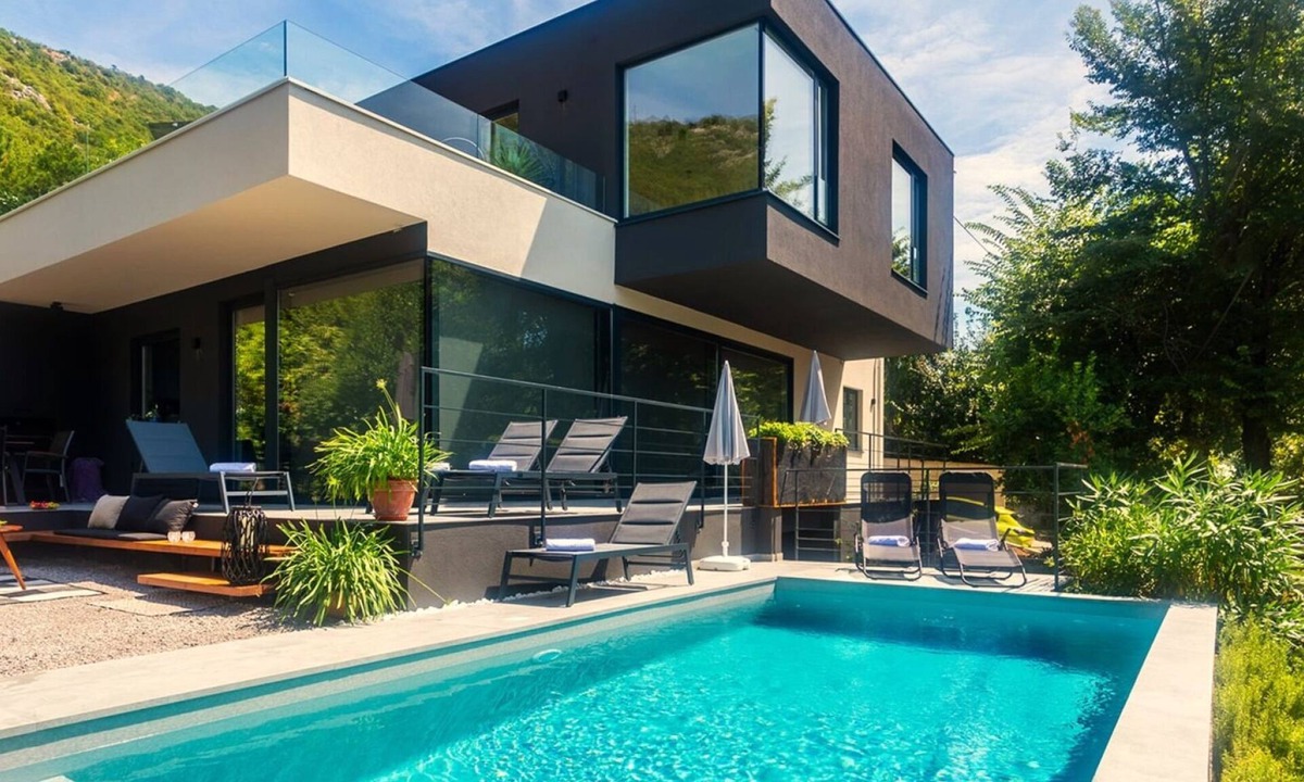 Bakarac Villa | Vila Luna by Villas Guide