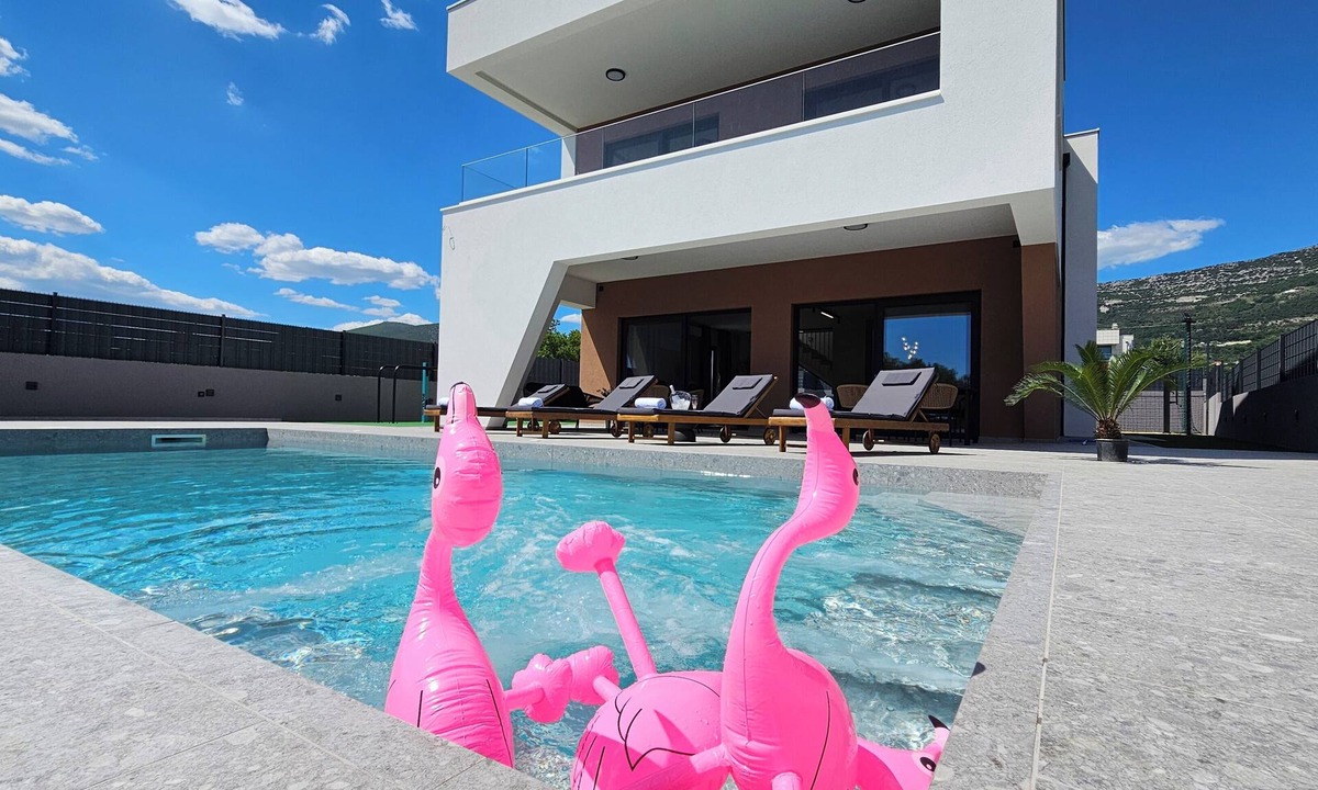 Kastel Stari Villa | Villa 60 Degrees with heated pool and basketball court