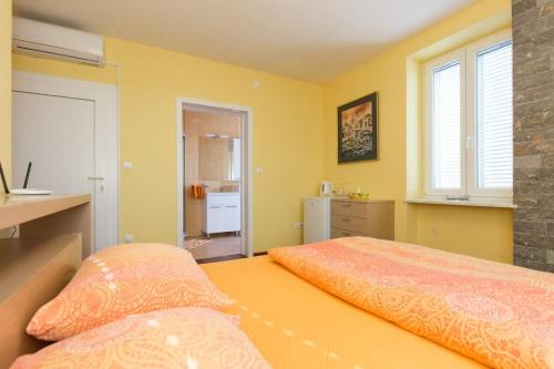 Omisalj Apartment | Villa Ajda - Orange room