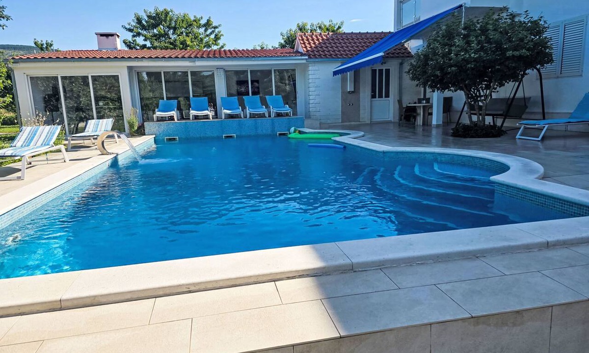 Neoric House | Villa Almas mit Schwimmbad, Fitnessraum, Tennisplatz by Interhome