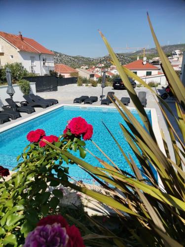 Seget Vranjica Apartment | Villa Barbara & Zoran with heated swimming pool