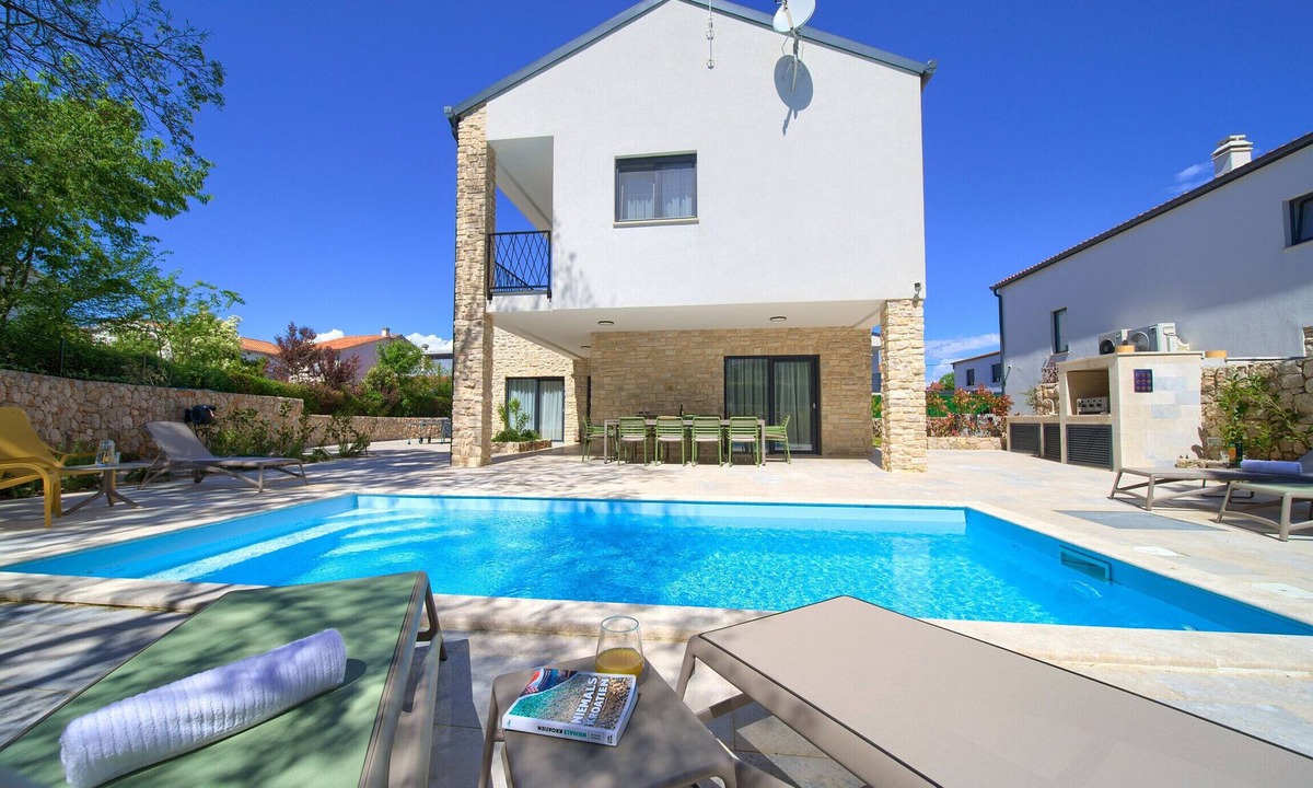 Njivice Villa | Villa Bellissima with heated pool