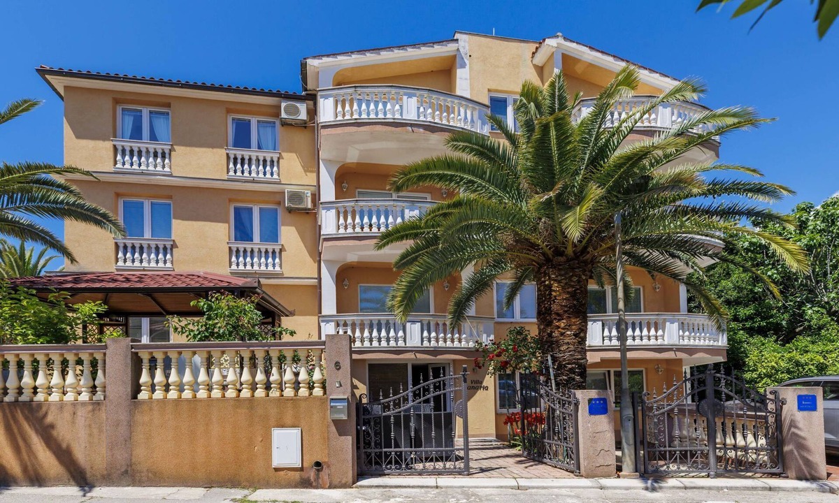Pjescana Uvala Apartment | Villa Canaria studio by Interhome