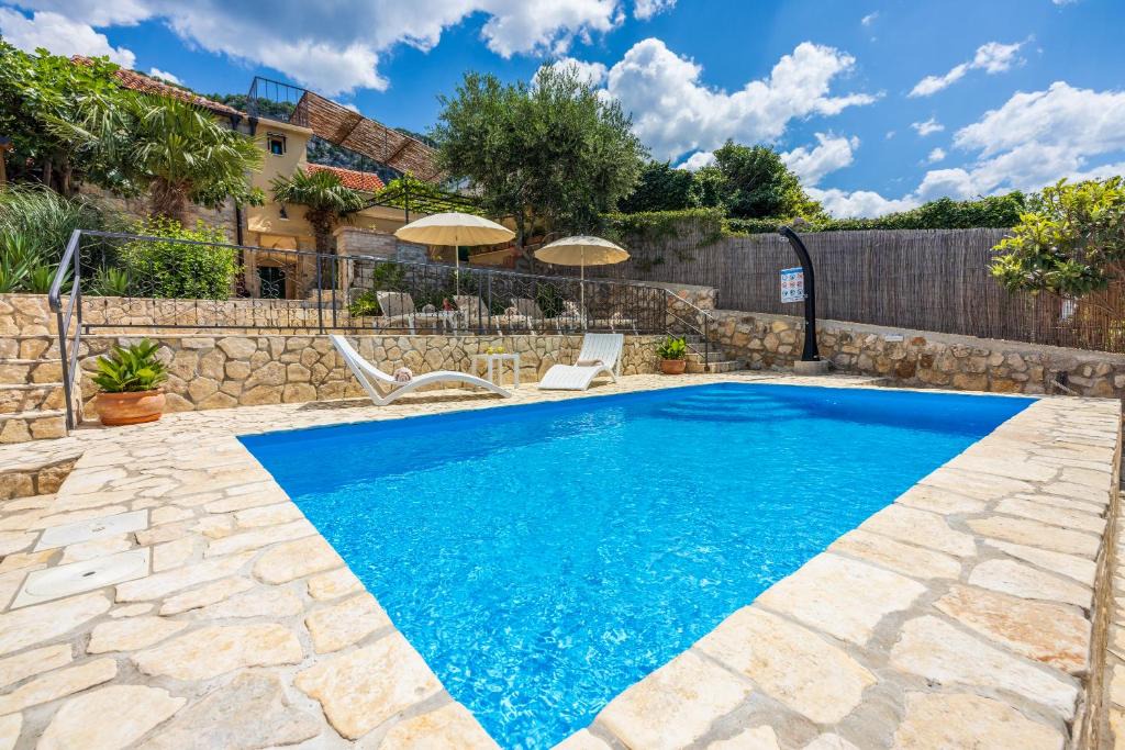 Bribir Villa | Villa Cocoon - Vacation Home with Heated Pool & Garden
