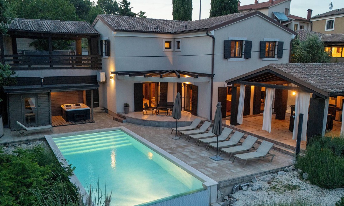 Jursici Villa | Villa Dali with a hot tub, sauna, and 5 bedrooms