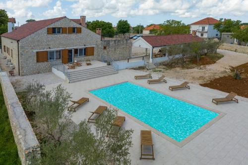 Lovinac House | Villa Demare with Heated Pool, Free EVC Station