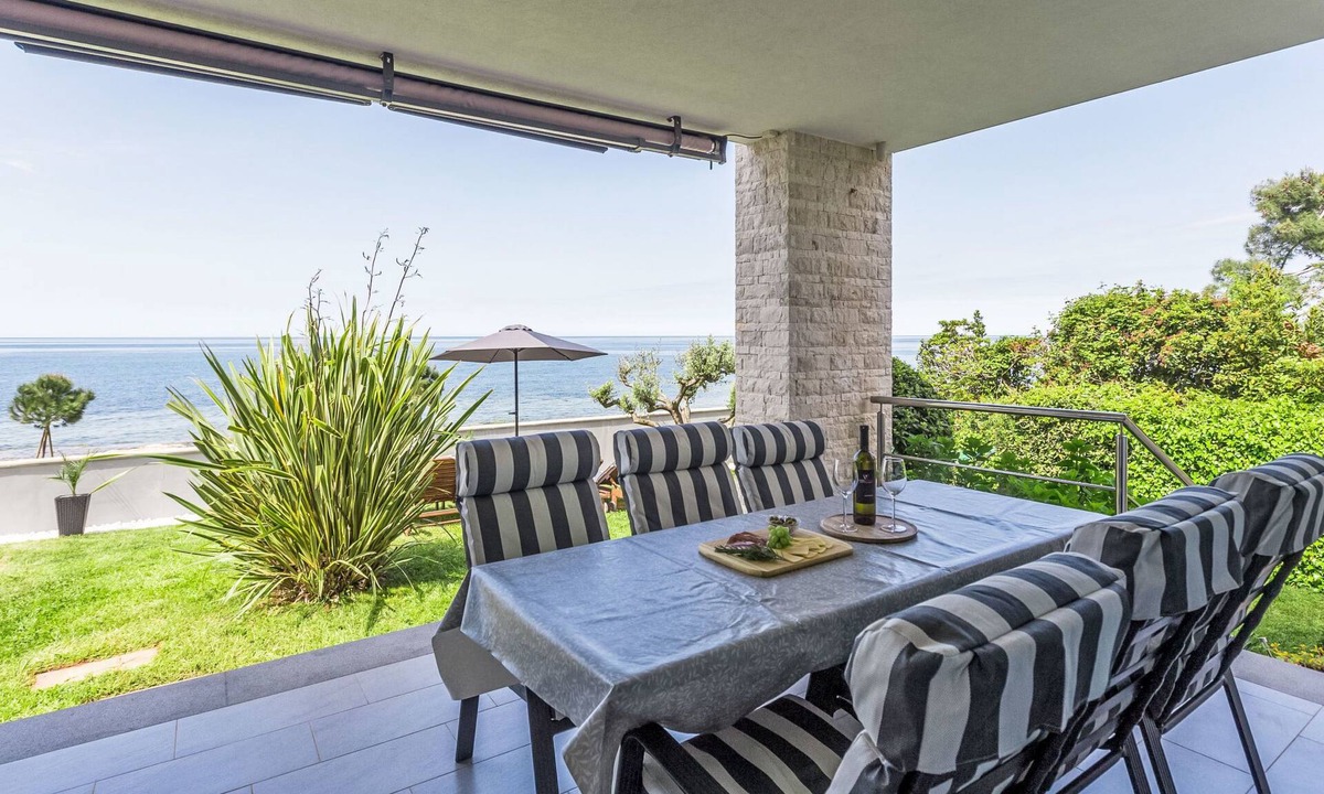 Đuba House | Villa direkt am Meer und Strand mit herrlichem Blick by Interhome