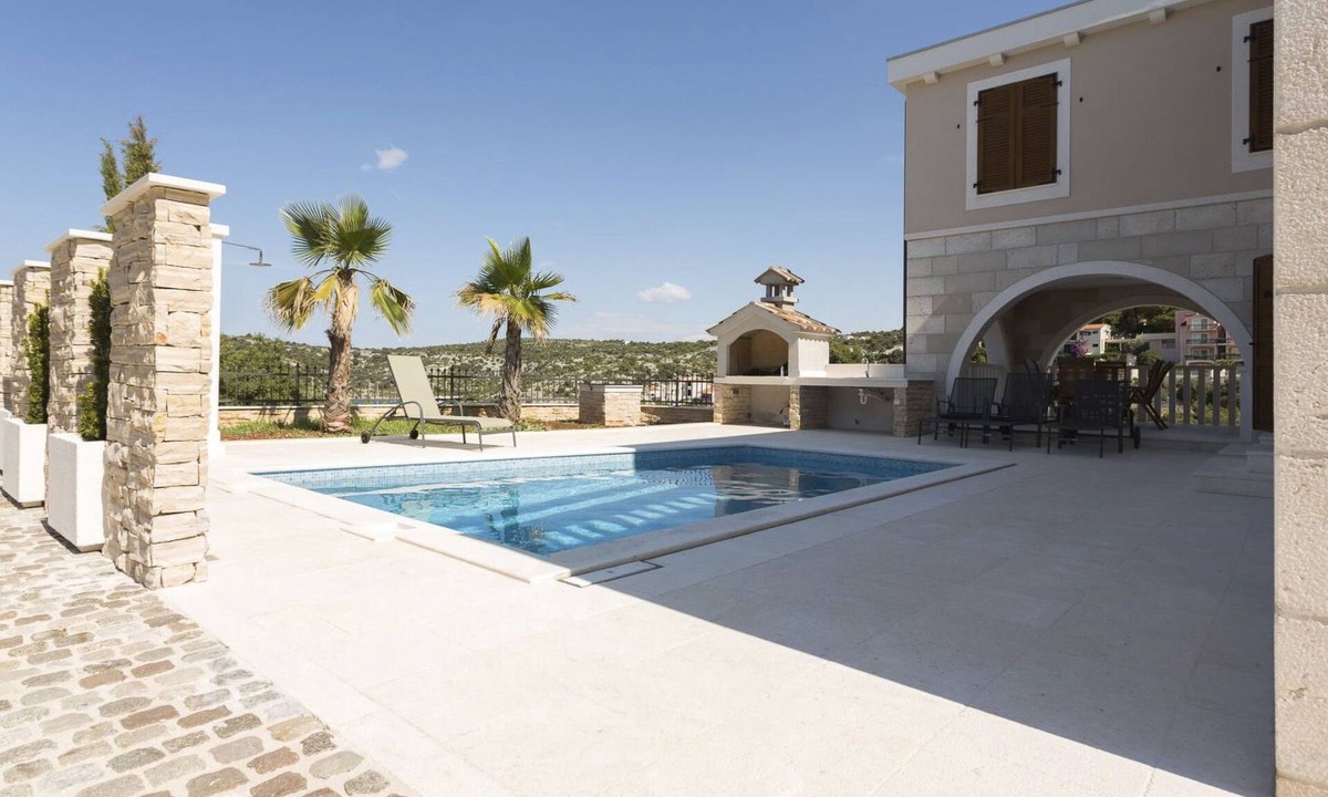 Sevid House | Villa Elena mit Pool, nur 60 Meter zum Meer by Interhome