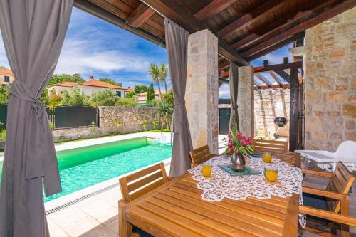Porat Villa | Villa Fina