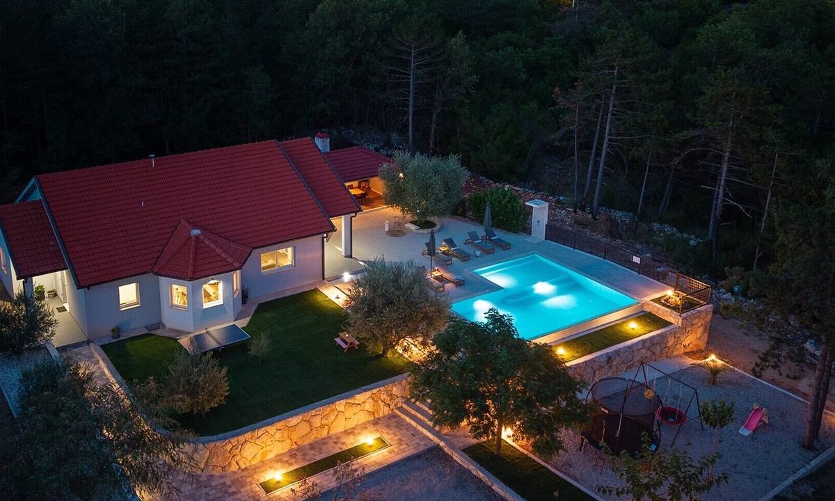 Grubine Villa | Villa Green Escape: Your Serene Family Getaway Awaits