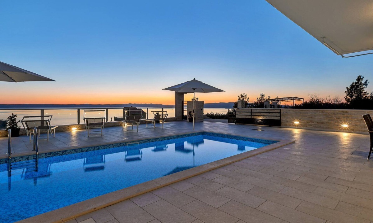 Zelenka House | Villa Infinite mit Schwimmbad und Meerblick by Interhome