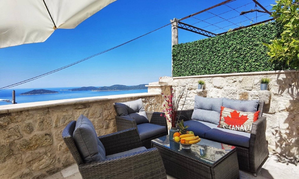 Brsecine Villa | Villa Kanada - Two-Bedroom House with Terrace and Sea View