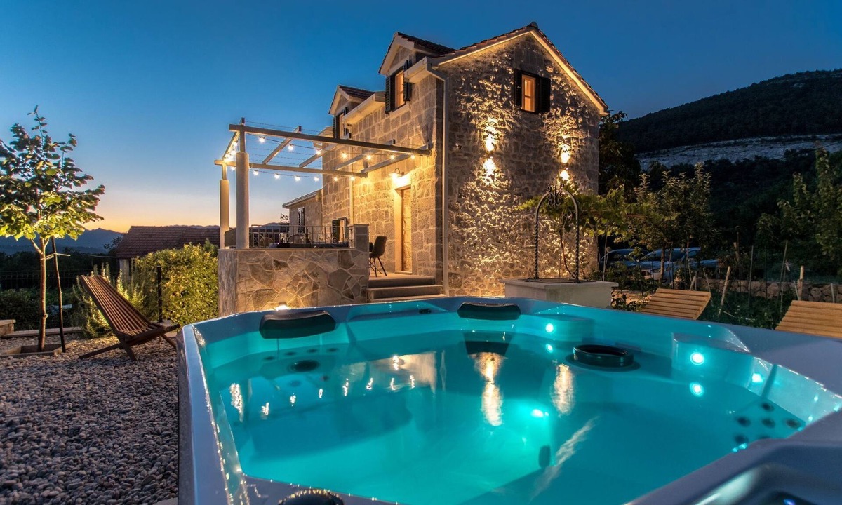 South Croatia Coast House | Villa Le Adria - Privater HotTub- Kostenloses Parken am Strand by Interhome
