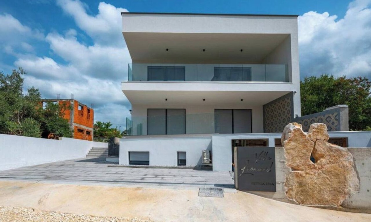 Barbariga Apartment | Villa Leonard 4★Apartment mit privatem Rooftop-Whirlpool & Teilmeerblick