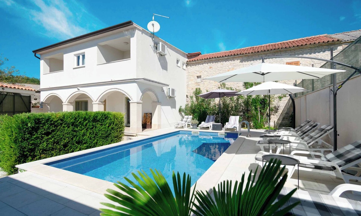 Tinjan Villa | Villa Martin Enclosed Yard, Stone BBQ & Pavilion Village Centre