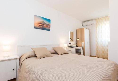 Frata Apartment | Villa Mira Double Room with Private Bathroom