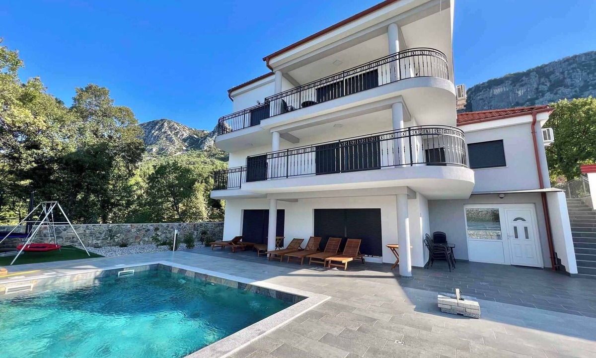 Bribir Villa | Villa modernly furnished with pool and view