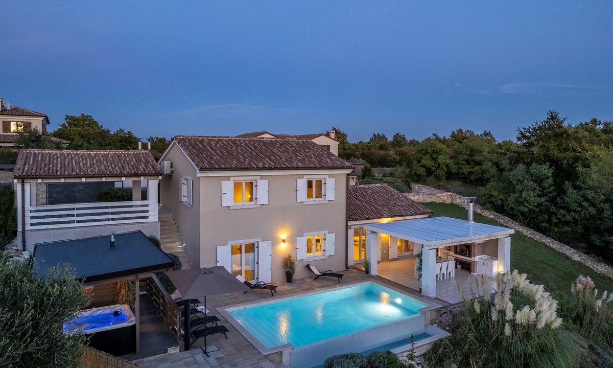 Jursici Villa | Villa Monet with a hot tub, sauna, and 4 bedrooms