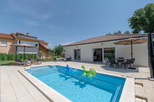 Nedescina Villa | Villa Moni, family house near Labin with pool, sauna and jacuzzi