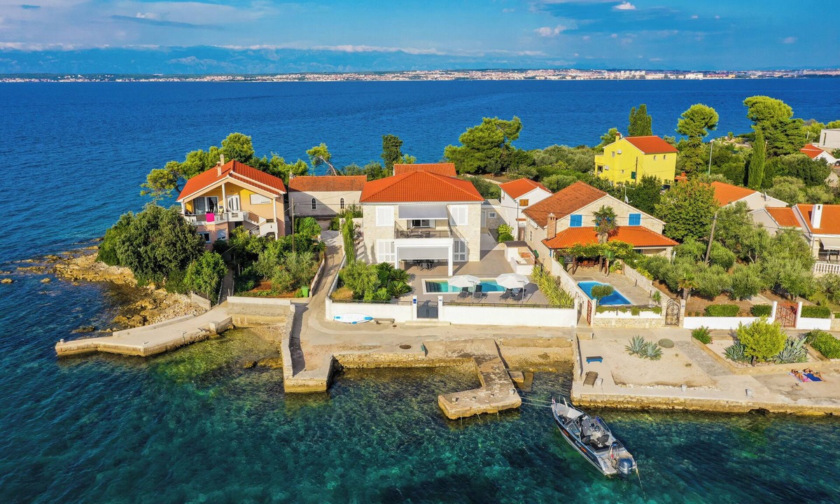 Sutomiscica Villa | Villa Olive Bay Dream house on the Croatian island of Ugljan. Pool and boat mooring