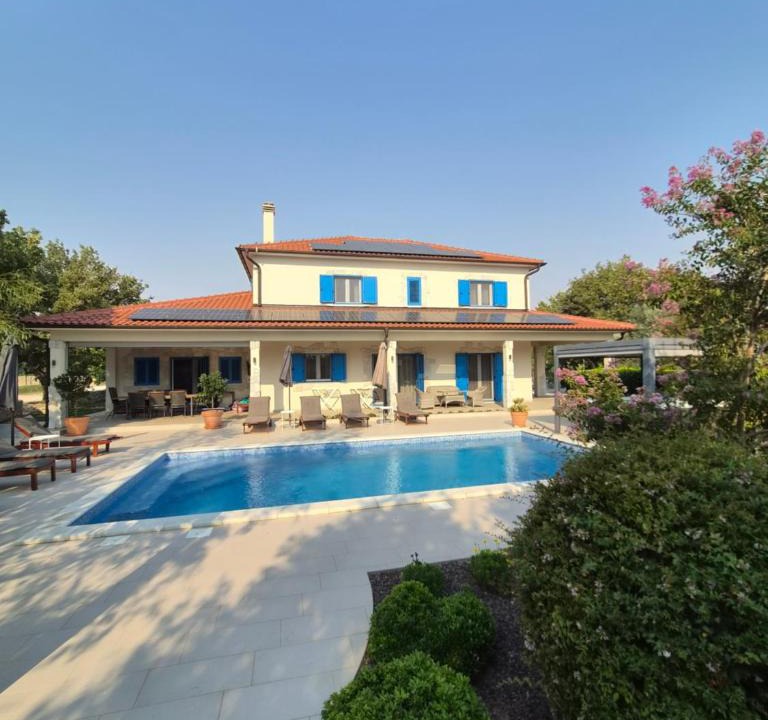 Drnis Villa | Villa Romansa Miljevci with private tennis court, heated pool, Jacuzzi and sauna