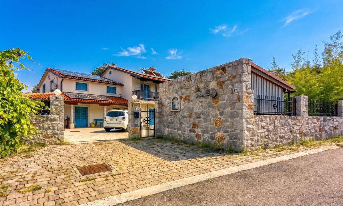 Kras Apartment | Villa Salamander Suite - Garden & EV charger, Štanjel, Slovenia