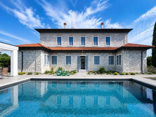 Modrusani Villa | Villa Scvola Elementare Istria - Heated Pool, Private Cinema & EV Connector