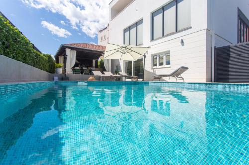 Kastel Stafilic Apartment | Villa Solis Kastela - Private Heated Pool