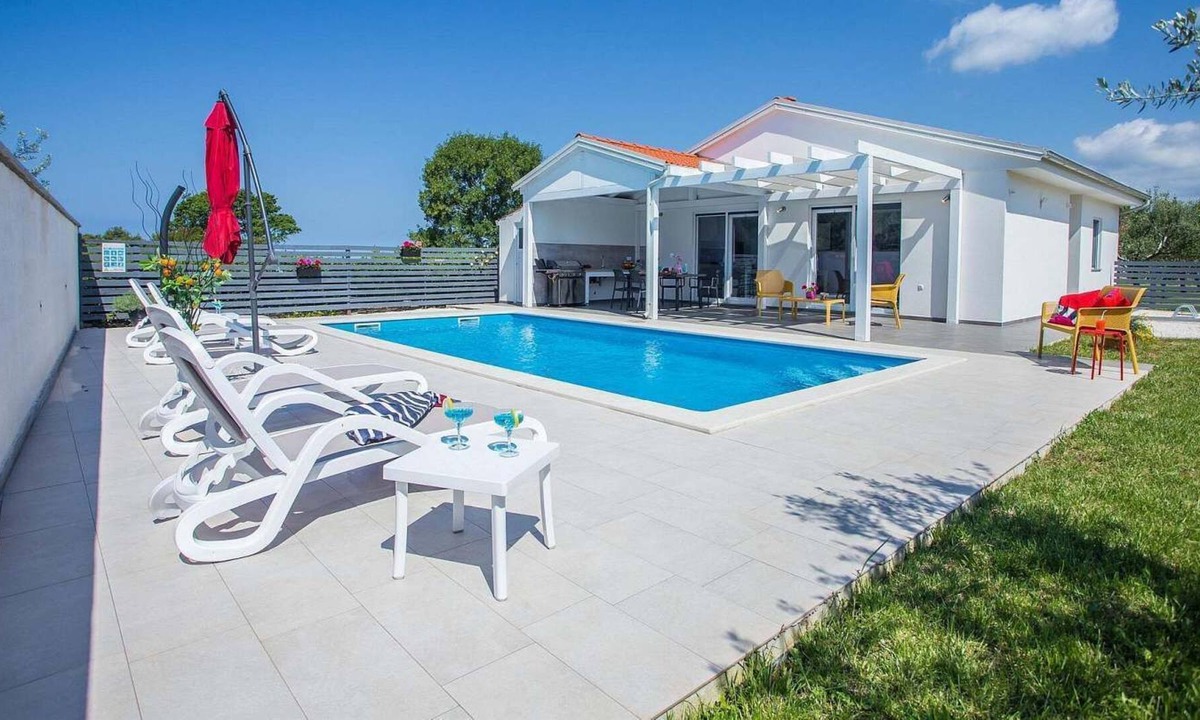 Stinjan Villa | Villa Sunrise is a modern ground-floor holiday home in the small place Stinjan