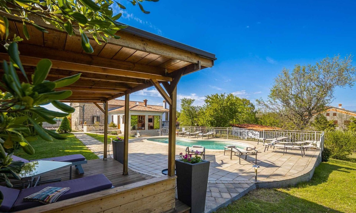 Nedescina Villa | Villa Vinci with swimming pool & playground