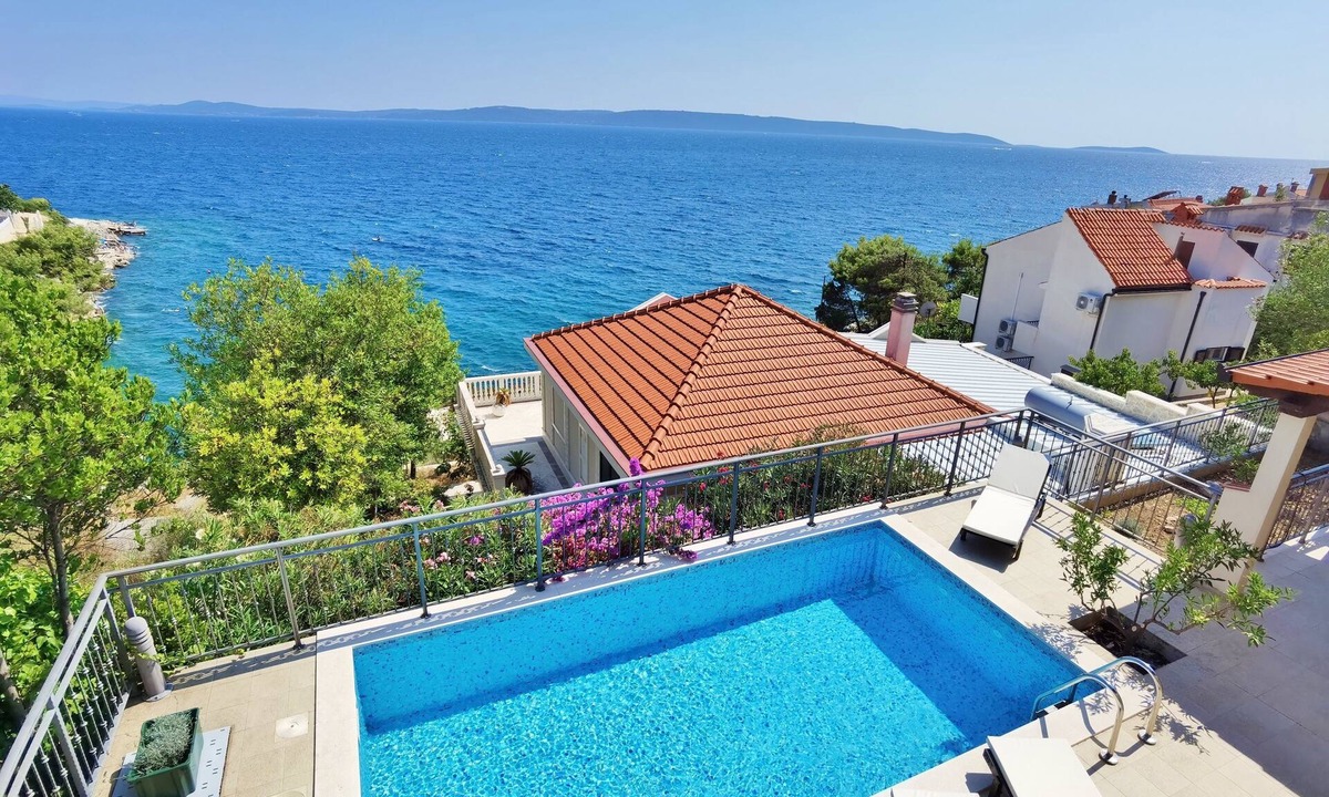 Okrug Gornji Villa | Villa with pool 50 m from the sea