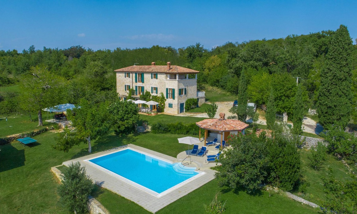 Rakotule Villa | Villa With Pool in stunning country, only 20 Mins to the Sea, free wi fi