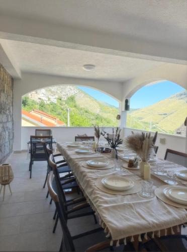 Zrnovnica Villa | Villa with stunning Mountain Views and Authentic Croatian Stone House near Split and Sea