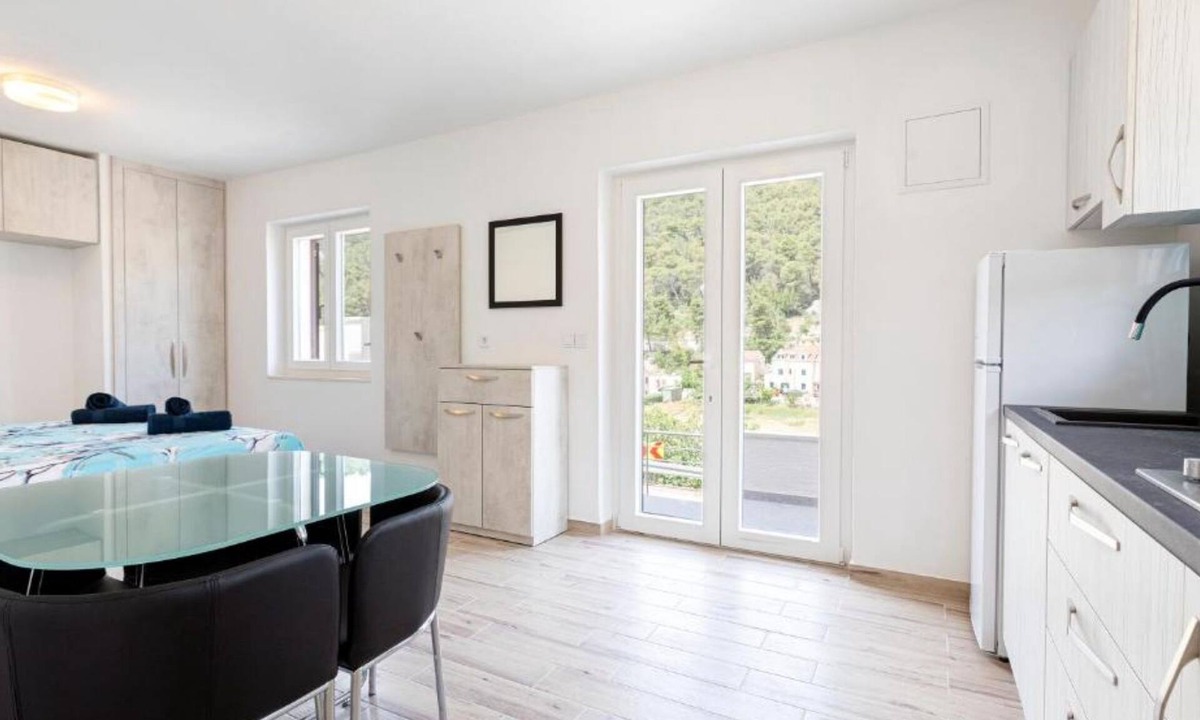 Pucisca House | White Stone House
