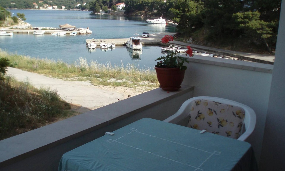 Brbinj Apartment | Wohnung mit zwei Schlafzimmern, direkt am Meer by Interhome