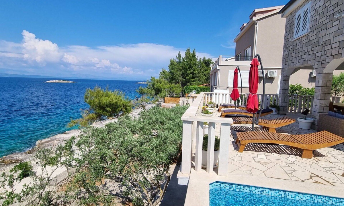 Prigradica House | Wonderful private villa for 6 people with private pool, A/C, WIFI, TV and terrace