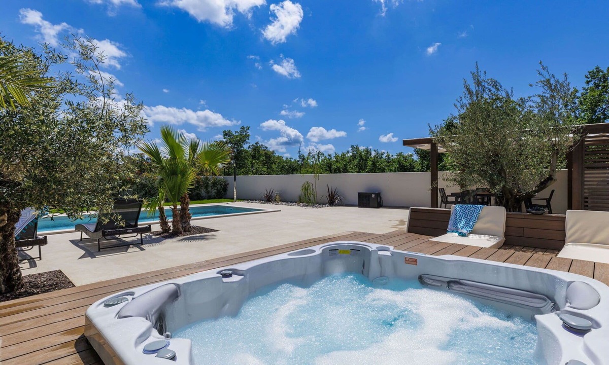 Gulici Villa | Wonderful private villa for 6 people with WIFI, A/C, private pool, hot tub, TV and terrace