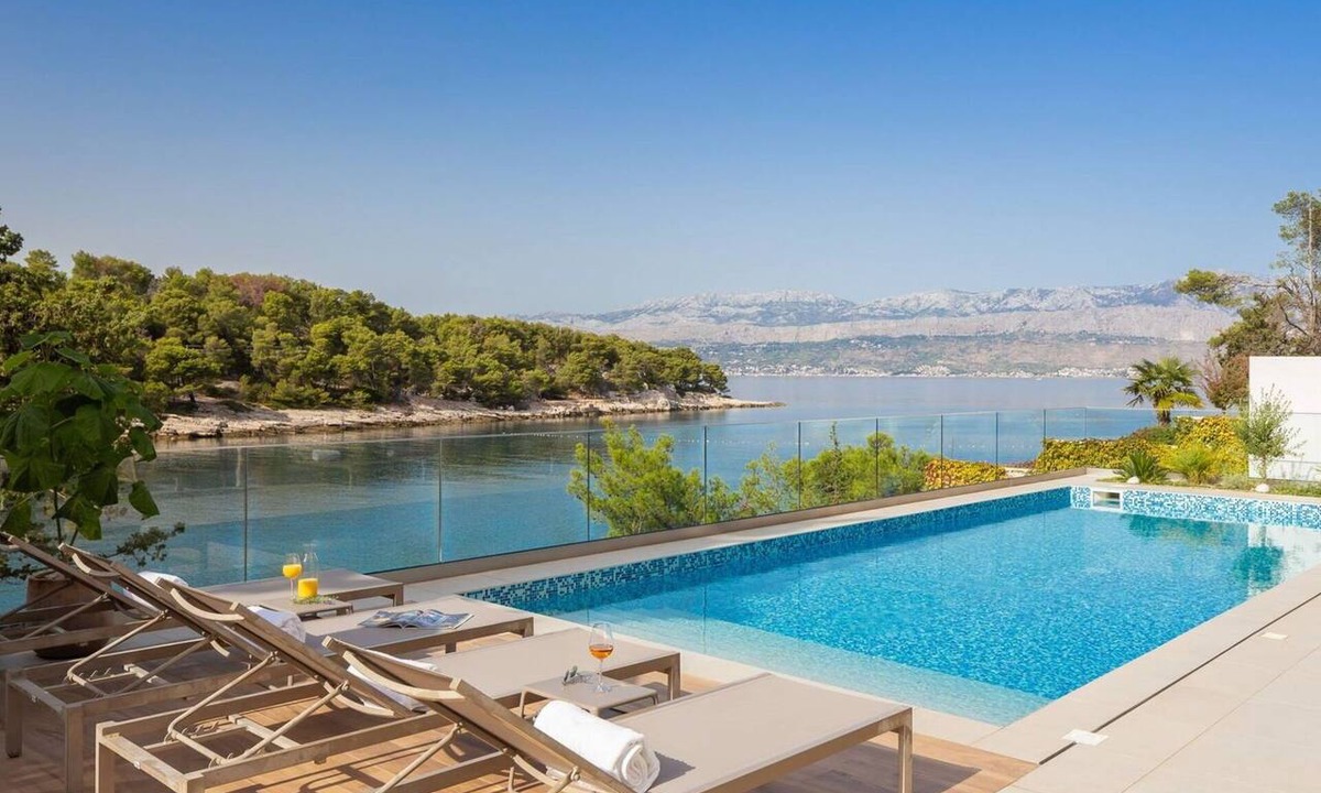 Splitska Villa | Wonderful private villa for 12 people with private pool, A/C, WIFI, TV, terrace and pets allowed