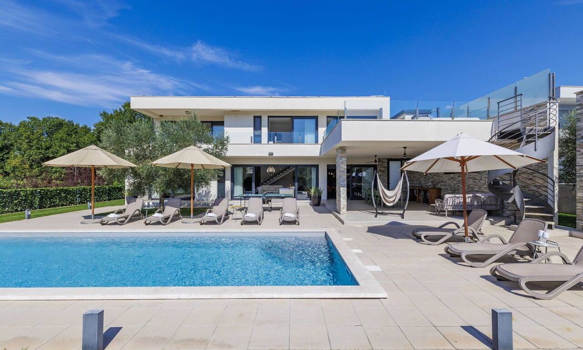 Novigrad Villa | Wonderful private villa with WIFI, A/C, hot tub, private pool, TV, terrace and pets allowed