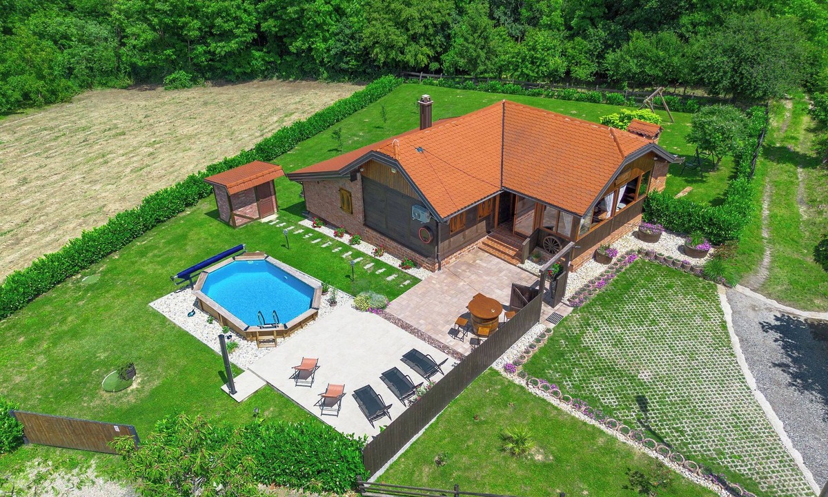 Vrbovec House | Wooden house with a sauna and an above-ground pool, surrounded by nature in a peaceful setting near Vrbovec.