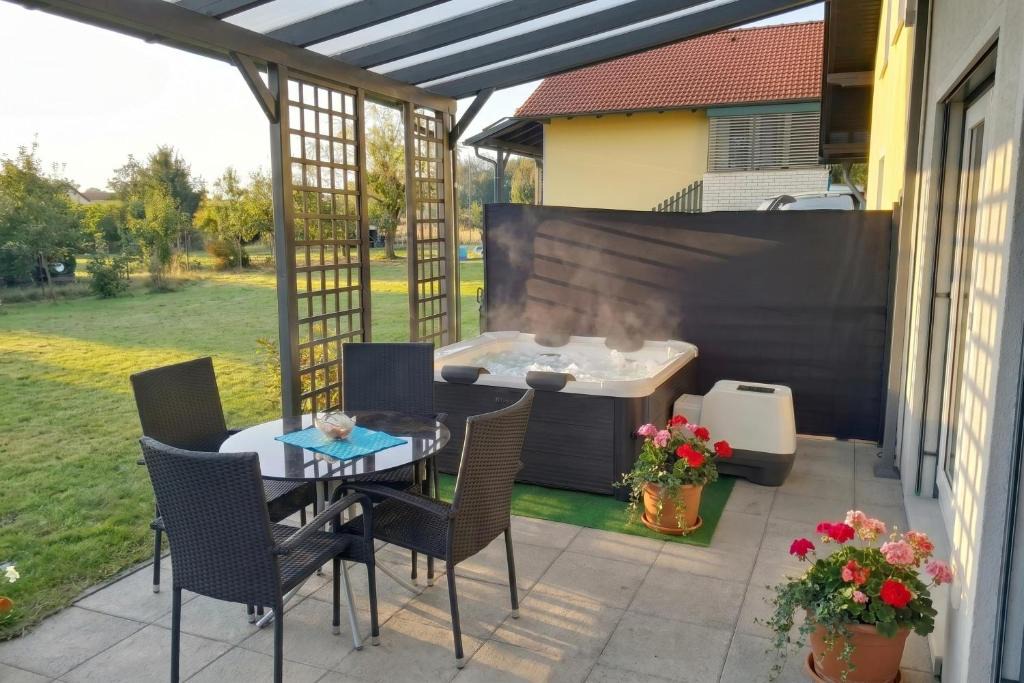 Tisina Apartment | Zala House with Jacuzzi & Garden - Happy Rentals
