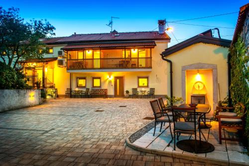Divaca Apartment | Zenja apartments & Entire property - Free Private Parking